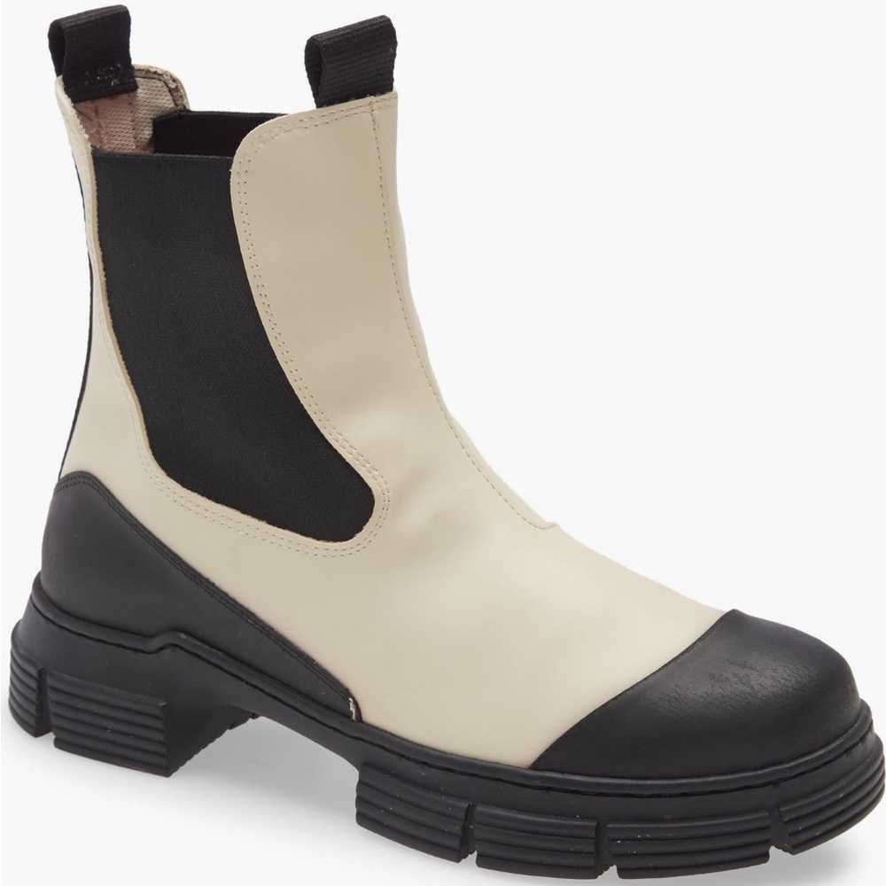Ganni waterproof city boot. Lug sole. Size 39 Cream